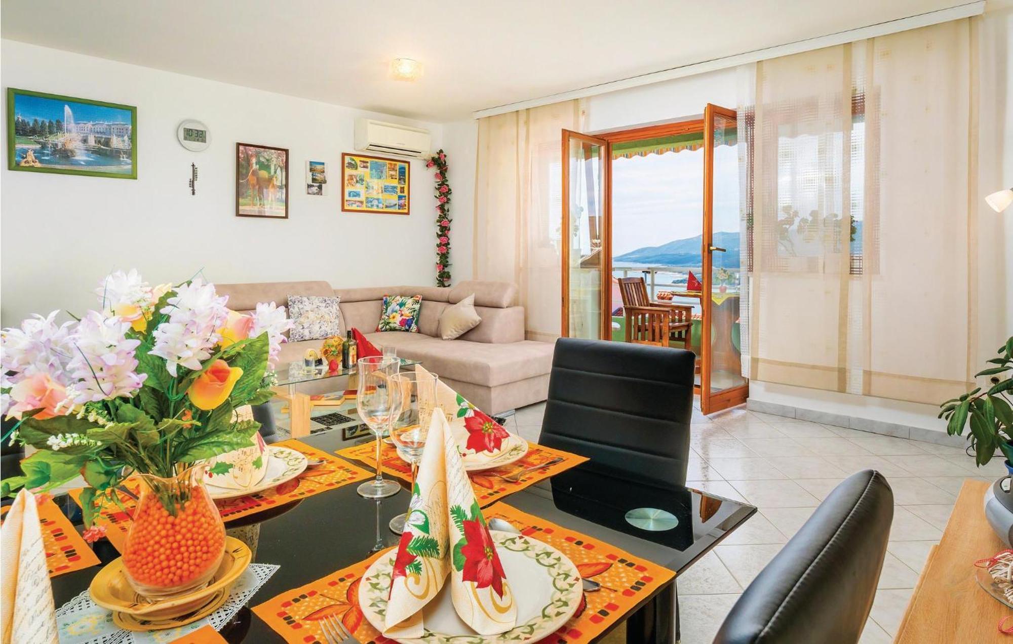 2 Bedroom Gorgeous Apartment In Rabac Kültér fotó