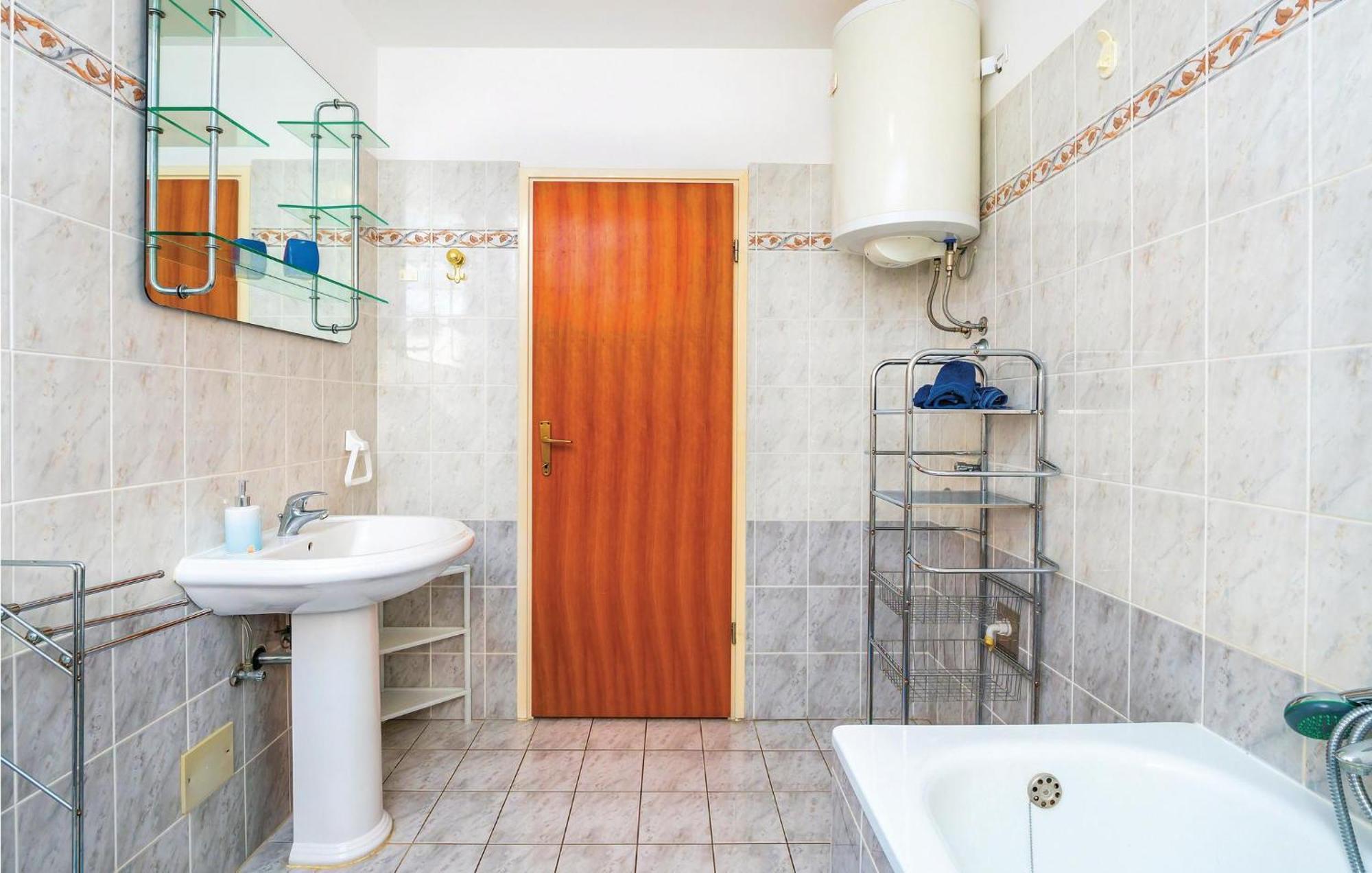 2 Bedroom Gorgeous Apartment In Rabac Kültér fotó