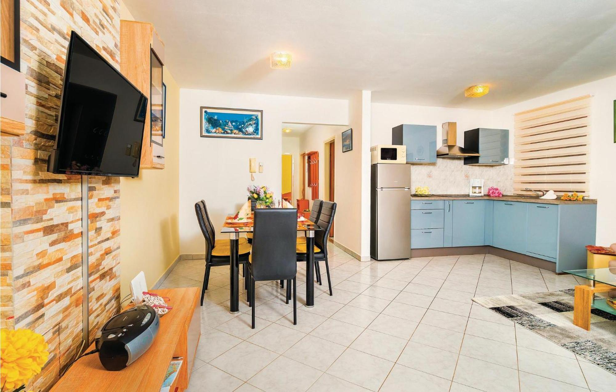 2 Bedroom Gorgeous Apartment In Rabac Kültér fotó