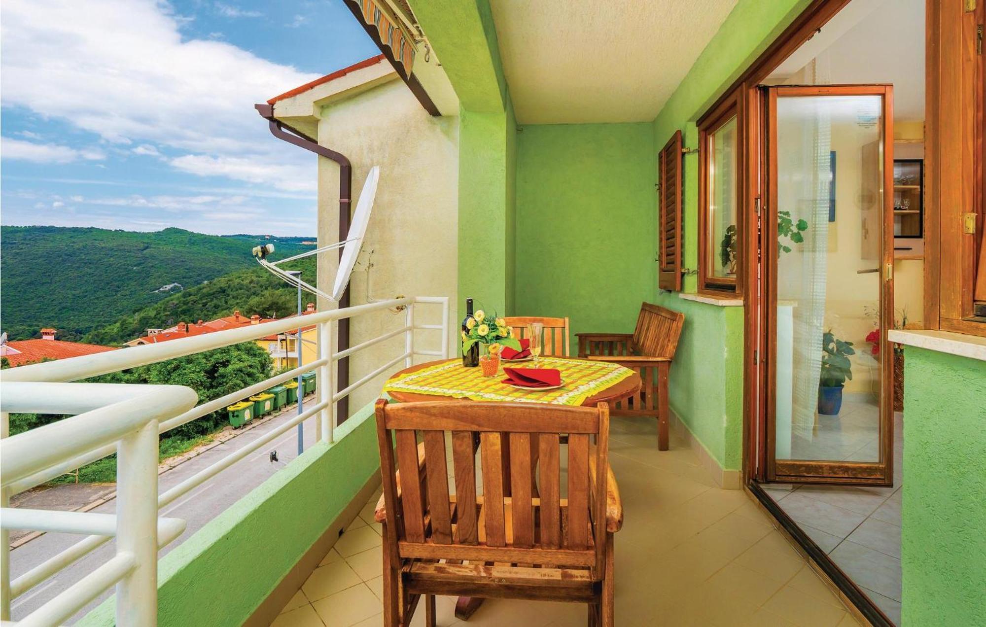 2 Bedroom Gorgeous Apartment In Rabac Kültér fotó